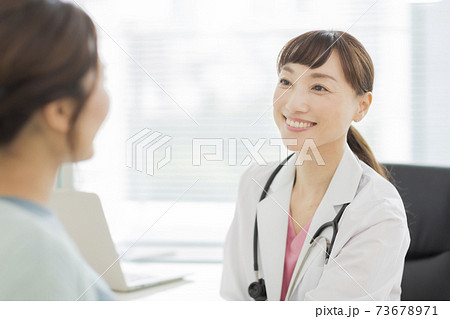診察する女性医師 診察する女性医師 73678971