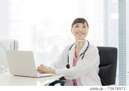 女性医師 73678972