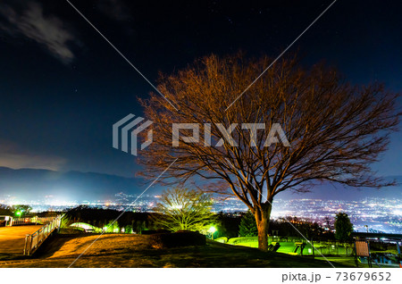 山梨県山梨市 笛吹川フルーツ公園から見る甲府盆地の夜景 山梨県山梨市 笛吹川フルーツ公園から見る甲府盆地の夜景 73679652