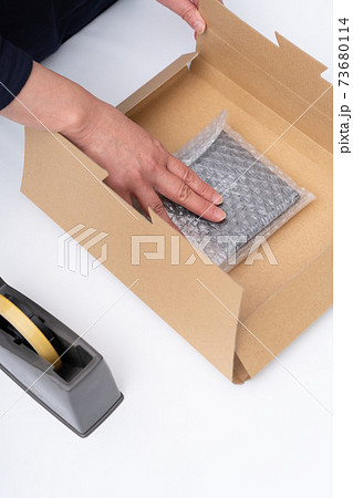 包作業をする女性の手元 包作業をする女性の手元 73680114