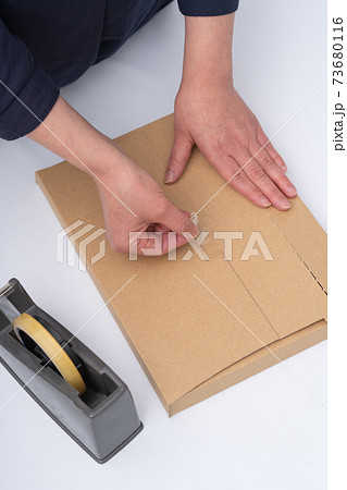 包作業をする女性の手元 包作業をする女性の手元 73680116