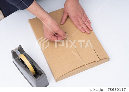 包作業をする女性の手元 73680117