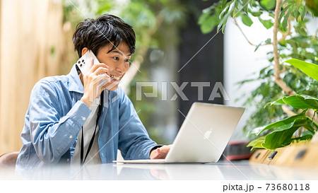 ビジネス　男性　カフェ　スマートフォン 73680118