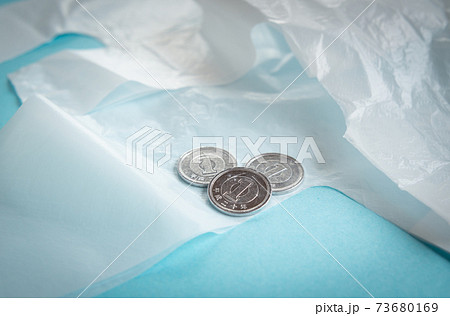 レジ袋有料化　レジ袋の有料化　レジ袋の価格　レジ袋と小銭 73680169