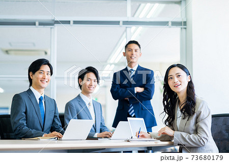 オフィスで会議する若いビジネスパーソン オフィスで会議する若いビジネスパーソン 73680179