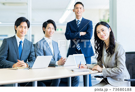 オフィスで会議する若いビジネスパーソン 73680188