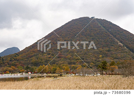 曇り空の榛名富士山頂　秋　紅葉　群馬県高崎市榛名湖町 73680396
