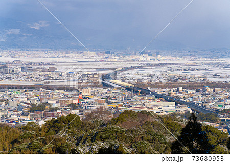 高良大社から久留米市 鳥栖市方面を撮影 積雪の風景 の写真素材