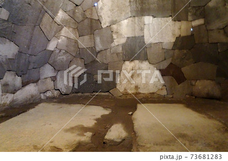 八幡山古墳石室の玄室（関東の石舞台）／埼玉県行田市 73681283