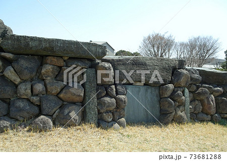 八幡山古墳石室の外壁（関東の石舞台）／埼玉県行田市 73681288