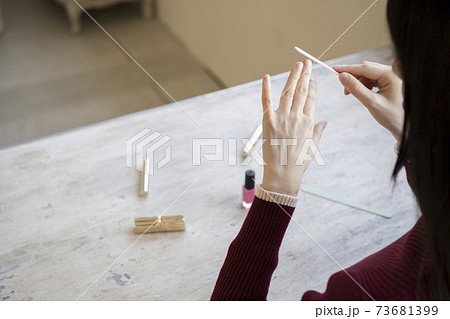 ネイル（爪のお手入れ）をする女性 73681399