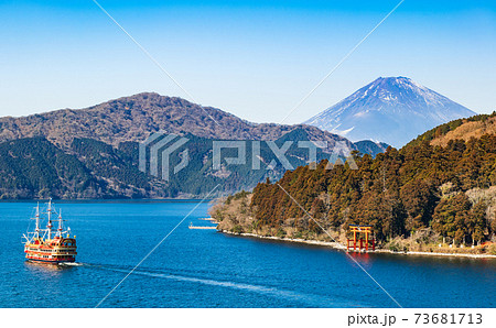 芦ノ湖　周遊する観光船と富士山　冬景 73681713