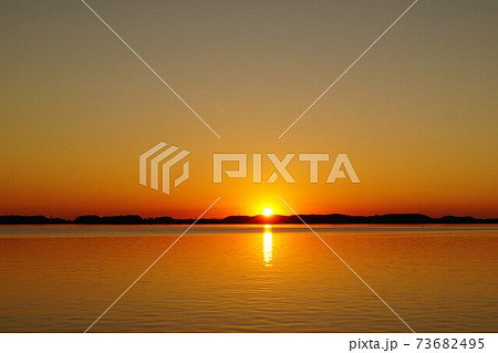 初春の茨城県　霞ヶ浦の夕陽　夕焼けの風景　 73682495