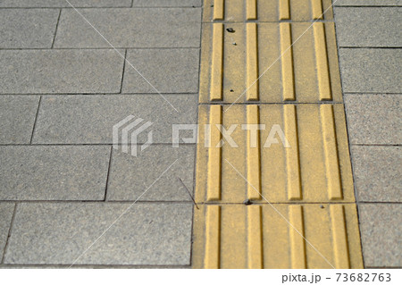 進む点字ブロックのイメージ素材 73682763