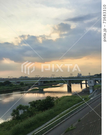 多摩川の夕焼けと電車 73683310