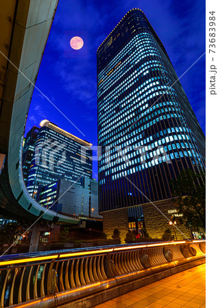 大阪の街、四つ橋筋の夜景、超高層ビル、10月、日本 73683984