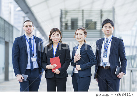 4人並ぶビジネスチーム 4人並ぶビジネスチーム 73684117