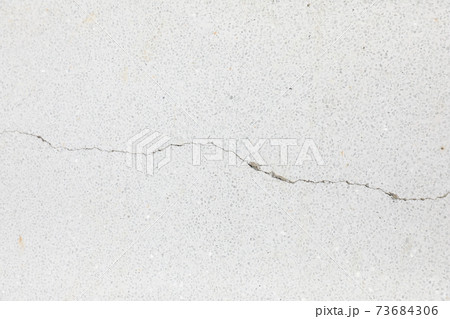 ひび割れ 73684306
