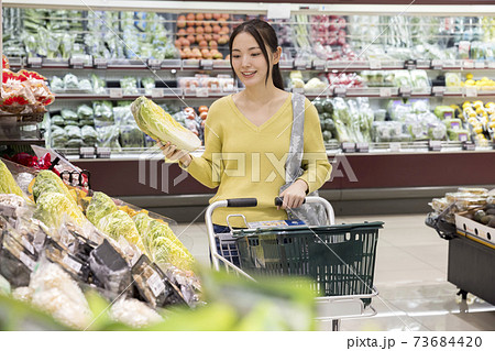 スーパーで買い物をする女性買い物客 スーパーで買い物をする女性買い物客 73684420