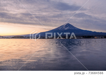夜明けの富士山シルエットと河口湖の写真素材