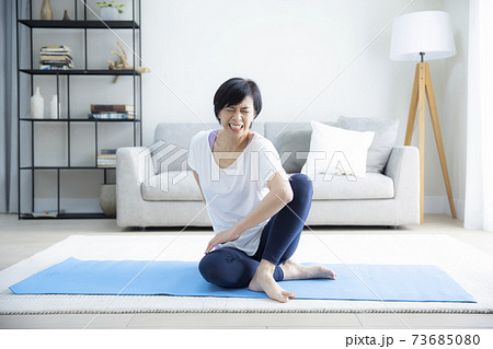 ヨガをする50代女性 ヨガをする50代女性 73685080