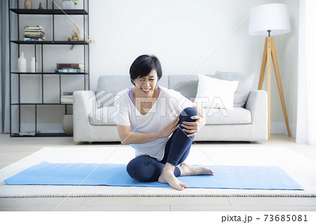 ヨガをする50代女性 ヨガをする50代女性 73685081