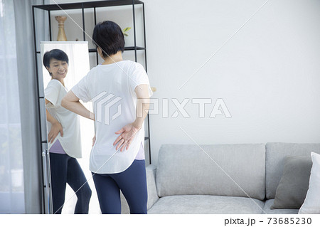 姿見でプロポーションをチェックする50代女性 姿見でプロポーションをチェックする50代女性 73685230