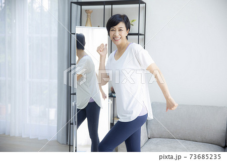 姿見でプロポーションをチェックする50代女性　 73685235