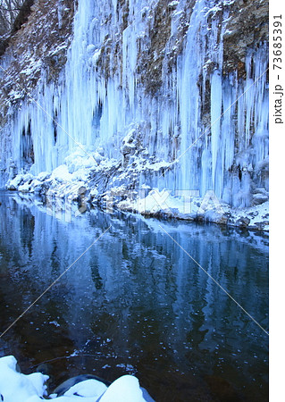 御嶽山の清水からできる白川氷柱群 73685391