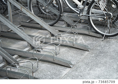 1台置かれた自転車の駐輪場 1台置かれた自転車の駐輪場 73685709