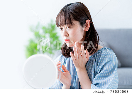 肌トラブルを抱えて悩む女性 肌トラブルを抱えて悩む女性 73686663