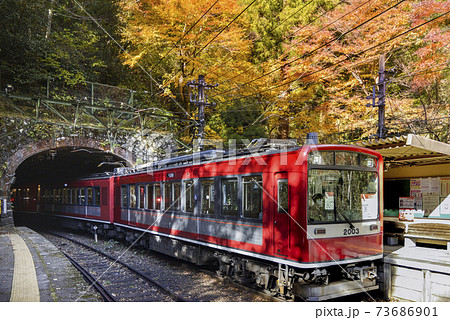 箱根登山鉄道2000形【秋の塔ノ沢駅】神奈川県 箱根登山鉄道2000形【秋の塔ノ沢駅】神奈川県 73686901