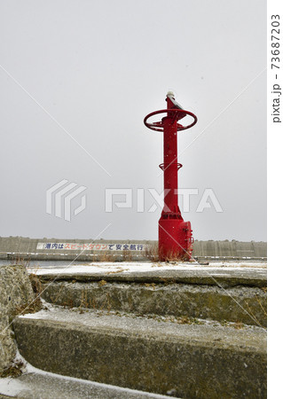 冬の北海道函館市臼尻漁港の灯台の雪景色を撮影 73687203