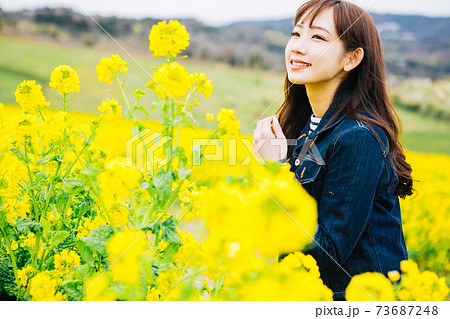 菜の花畑に立つ女性 菜の花畑に立つ女性 73687248