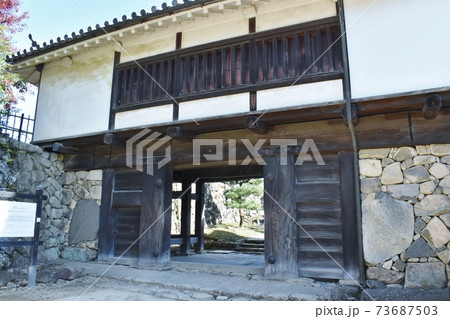 晩秋の彦根城天守 73687503