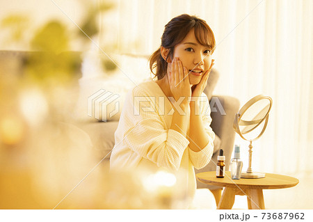 女性 ビューティー スキンケア 夜のリビング 女性 ビューティー スキンケア 夜のリビング 73687962