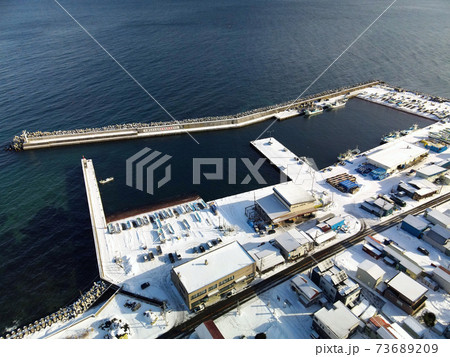 冬の北海道函館市川汲漁港の雪景色を空撮 冬の北海道函館市川汲漁港の雪景色を空撮 73689209