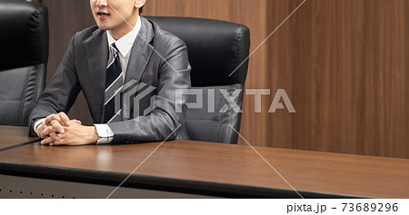会議するビジネスマン 73689296