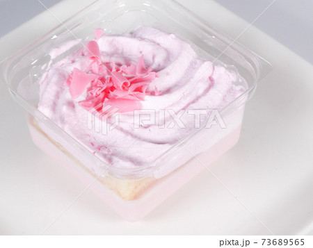 イチゴクリーム　カップケーキ 73689565