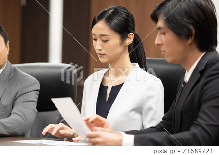 会議するビジネスマン 73689721