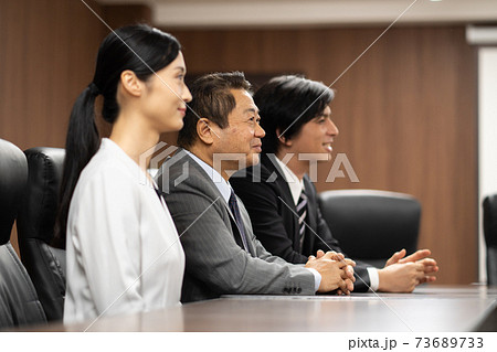 会議するビジネスマン 73689733