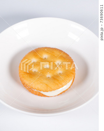 ホワイトチョコクラッカーサンド 73690611