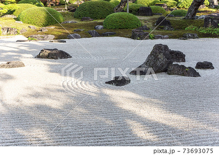 枯山水の日本庭園 島と波紋の庭の写真素材
