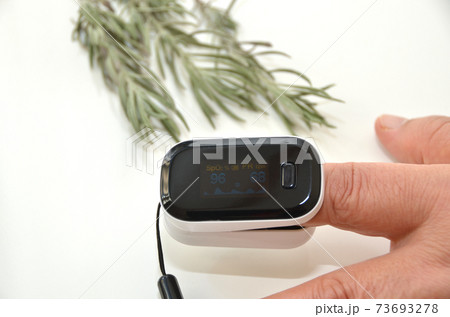 老人のゆびを入れたパルスオキシメーター・96%表示 老人のゆびを入れたパルスオキシメーター・96%表示 73693278