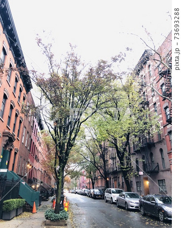 ニューヨーク 雨のブルックリン街の写真素材