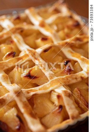 おうちでお菓子作り 焼きたてのアップルパイ おうちでお菓子作り 焼きたてのアップルパイ 73693384