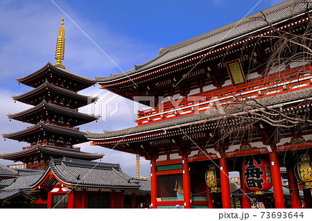 浅草寺・宝蔵門と五重塔 73693644