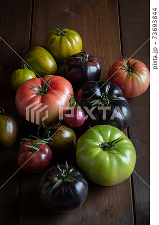 旨味が濃く色とりどりなエアルームトマトの写真素材