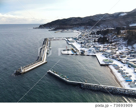 冬の北海道函館市尾札部漁港の雪景色を空撮 73693909