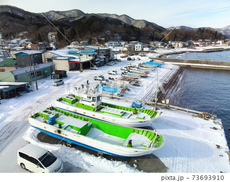 冬の北海道函館市尾札部漁港の雪景色を空撮 73693910